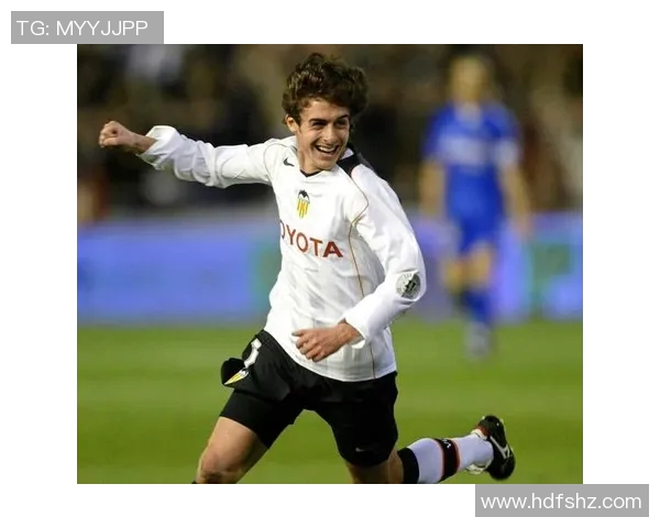 足球历史十大最具魅力球星风采盘点 展现英俊与球场才华的完美结合 足球历史十大最具魅力球星风采盘点 展现英俊与球场才华的完美结合