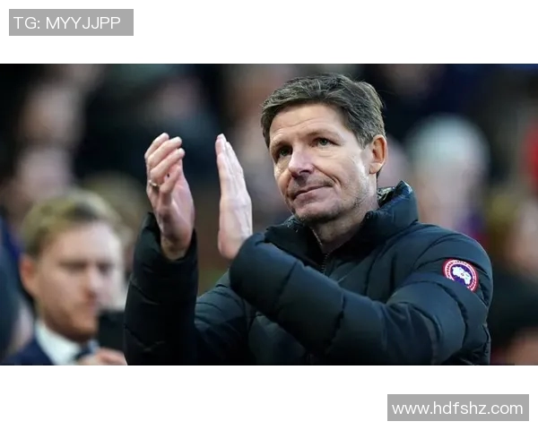 足球球星故意遮挡镜头引发热议 网友纷纷猜测背后原因 足球球星故意遮挡镜头引发热议 网友纷纷猜测背后原因