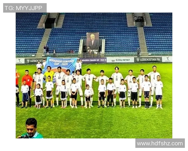 足球球星背影合照定格瞬间 展现英雄背后的坚韧与荣耀